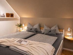 two beds in a small room with two pillows at EulenNest - Ferienhaus in Seeboden am Millstätter See mit Bergblick & Sauna in Seeboden