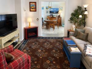 a living room with a couch and a television at Mt Shasta Basecamp in Dunsmuir