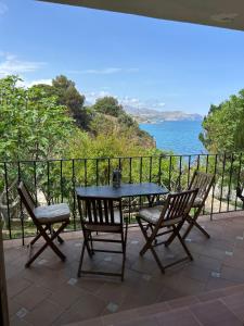 a patio with a table and chairs and the ocean at Apartmento Sant Pau 7 in Llança