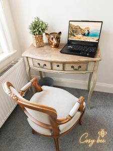 a desk with a laptop computer on top of it at Cosy Bee in Bournemouth +17 photos