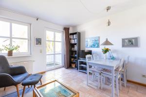 a living room with a white table and chairs at Kiek Över in Ahrenshoop