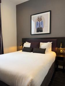 a bedroom with a large white bed with a picture on the wall at EPIC Apart Hotel, Duke Street, Central Liverpool Apartments Near Liverpool ONE in Liverpool +25 photos
