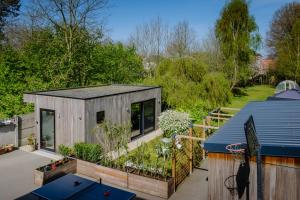 ein kleines Haus mit Garten auf einem Bauernhof in der Unterkunft Recup in Beernem