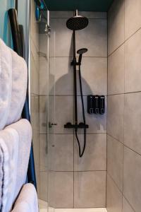 eine Dusche in einem Badezimmer mit Glastür in der Unterkunft Recup in Beernem + 54 Fotos
