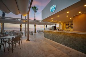 a restaurant with tables and chairs with a view of the ocean at Fun Sun Smart Akman Beach in Kemer
