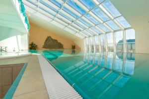an indoor swimming pool with a glass ceiling at Trafalgar 231 in Döse