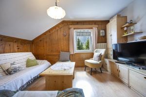 a living room with a couch and a tv at Apartments Smidl in Ortisei