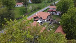 an overhead view of a house with a roof at Kompleks Gurman in Pʼklište