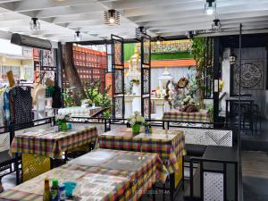 a restaurant with two tables and two chairs at โรงแรม เลิฟ บีเคเค in Amphoe Phra Khanong
