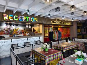 a restaurant with tables and chairs and a store at โรงแรม เลิฟ บีเคเค in Amphoe Phra Khanong +209 photos