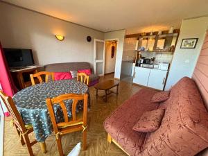 a living room with a table and a couch at SPACIEUX STUDIO 3 étoiles SUR BOLQUERE PYRENEES 2000 in Font-Romeu