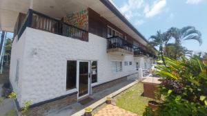 a view of the outside of a house at Hotel Calle 6 in Bocas Town