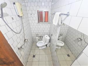 a bathroom with two toilets and a window at The Yafé Bastos 6 in Yaoundé +9 photos