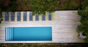 an overhead view of a swimming pool in a park at Villa F-GRÅ in Fårösund