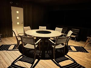 a round table with chairs around it in a room at Villa F-GRÅ in Fårösund