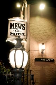 un semáforo con un cartel encima en The Mews Motel, en Launceston