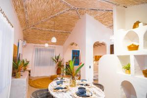 a dining room with a table and chairs at AWÊ Villa Boutique & Beach Club in Trancoso