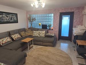 ein Wohnzimmer mit Sofa und Tisch in der Unterkunft Villa Zorba in Bukarest