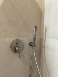 eine Dusche mit Duschkopf im Badezimmer in der Unterkunft Lipsi Blue Hotel in Lipsi + 80 Fotos