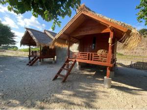 a small hut with a straw roof at El-Mindri Bungalow dan Resto in Gili Gede