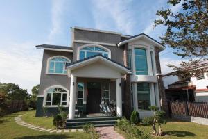 a house with blue windows at Gancheng 35 in Jian
