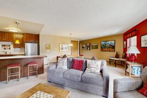 un soggiorno con divano e cucina di Tyra I A2D a Breckenridge