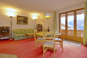 a living room with a table and a couch at Chalet Miravalle 1 in Wengen