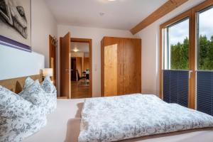 a bedroom with a bed and a window at Sonnplatzl Appartement Westendorf in Westendorf