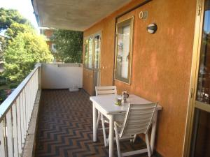 a table and chairs on the balcony of a house at Appartamento Aquileia in Lido