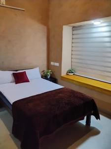 a bedroom with a large bed and a window at Mitra retreats in Mānantoddy +27 photos