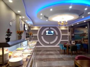 a restaurant with a buffet with a blue ceiling at Aksu Otel in Aliağa