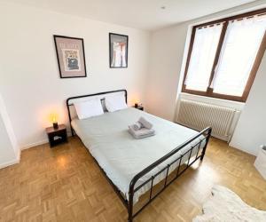 a bedroom with a bed in a room at The Dutt's cocoon spacious and charming T3 in Duttlenheim