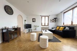 a living room with a couch and a table at The Dutt's cocoon spacious and charming T3 in Duttlenheim