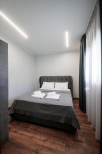 a bedroom with a bed with two towels on it at Meraki luxury bungalows in Rakhónion