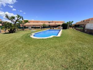 a large yard with a swimming pool and a building at Casa Chiqui in Miami Platja