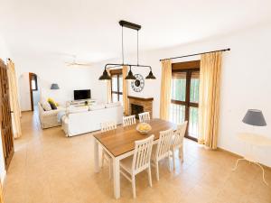a living room with a wooden table and chairs at Casa el Jilguero Conil in Conil de la Frontera
