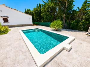 a swimming pool in a yard with a house at Casa el Jilguero Conil in Conil de la Frontera