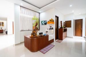 a lobby with a statue in the middle of a room at Dekade Living in Denpasar