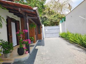 a walkway next to a house with flowers on it at Apartamento Canasvieiras in Florianópolis