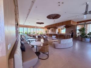 a lobby with couches and tables and a bar at Edificio Reserva del Mar Bello Horizonte in Playa Bello Horizonte