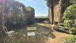 a group of chairs sitting in a yard at Le Duplex in Denicé