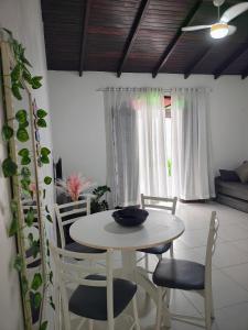 a white table and chairs in a living room at Apartamento Canasvieiras in Florianópolis