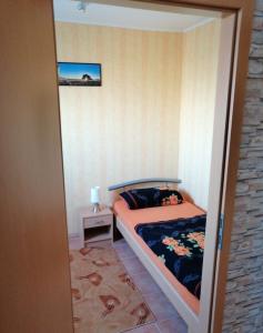 a small bedroom with a bed and a small table at Ferienhaus B2 Concordiasee in Friedrichsaue +7 photos