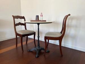 two chairs and a table with a table and two chairs at The Piano Guesthouse - Kwaadham52 in Ghent