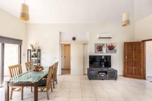 a kitchen and dining room with a table and chairs at Villa Sea Side in Polis Chrysochous