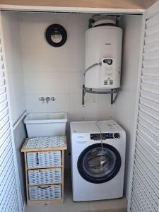 a washer and dryer in a small laundry room at Departamento juana con cochera in Rafaela