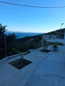 a street sign with a view of the ocean at VILLA NEFELI in Piqeras