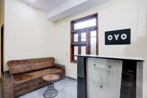 a living room with a chair and a table at Hotel O Kalka in Faridabad