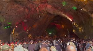 a large crowd of people standing in a cave at Feriennest Balve in Balve