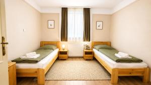 two twin beds in a room with a window at Szabó Tanya Nyim in Nyim